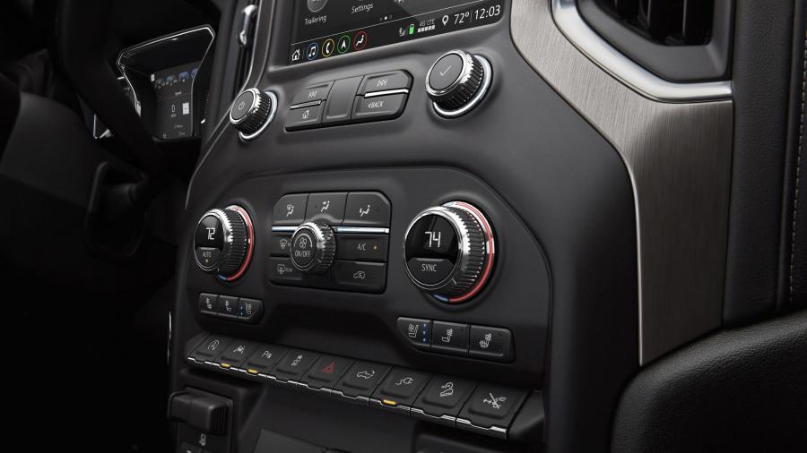 Детали интерьера GMC Sierra Denali Crew Cab 2018 года  (фото 17 из 45)